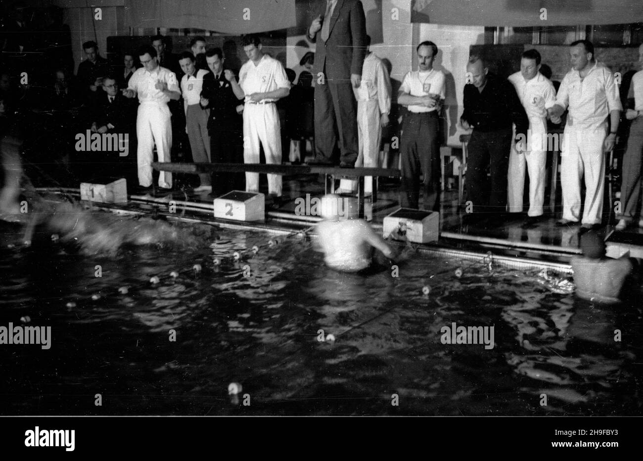 Warszawa, 1948-01-08. Basen YMCA. Pierwsze po wojnie miêdzypañstwowe zawody p³ywackie miêdzy Polsk¹ Œrodkow¹ i Czechos³owacj¹. Zawody zakoñczy³y siê zwyciêstwem goœci 74,5:33,5. bk  PAP      Warsaw, Jan. 8, 1948. The YMCA swimming pool. The first after the war international swimming championship between Central Poland and Czechoslovakia. Czechoslovakia won the championship 74.5:33.5.  bk  PAP Stock Photo