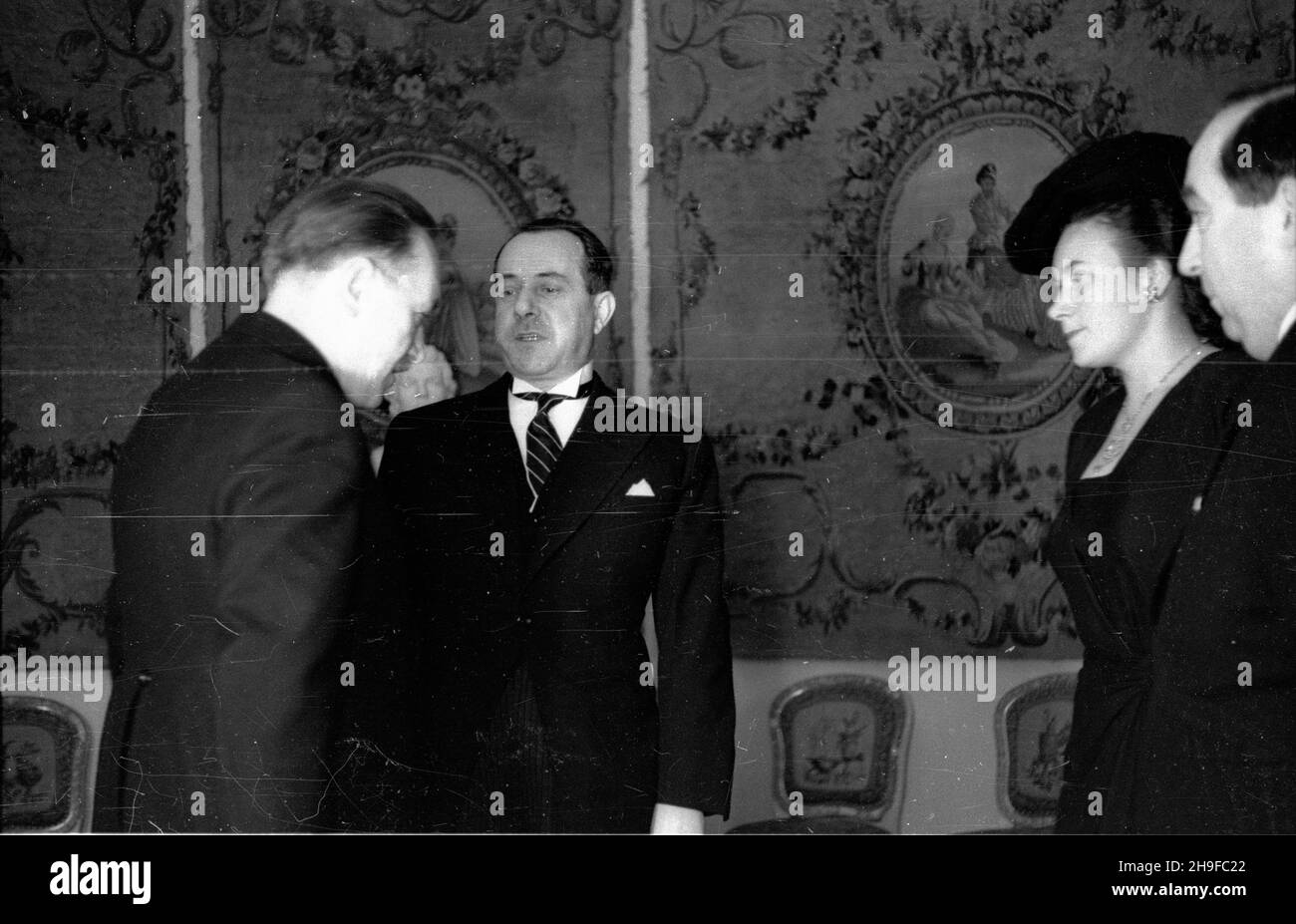 Warszawa, 1948-01-13. Pose³ Republiki Wêgierskiej Geza Reven (2L) sk³ada w Belwederze listy uwierzytelniaj¹ce prezydentowi RP Boles³awowi Bierutowi (L).  bb/mgs  PAP      Warsaw, Jan. 13, 1948. Envoy of the Republic of Hungary Geza Reven (2nd left) presents his credentials to Poland's President Boleslaw Bierut (left) in the Belvedere Palace.  bb/mgs  PAP Stock Photo