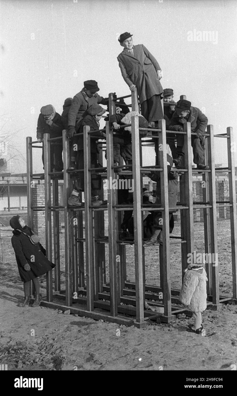 Warszawa, 1948-01-17. Inauguracja ogrodu jordanowskiego nr I przy ul. Ró¿anej, zbudowanego staraniem ¿o³nierzy Korpusu Bezpieczeñstwa Wewnêtrznego. Nz. dzieci na drabinkach. bb/mgs  PAP      Warsaw, Jan. 17, 1948. Inauguration of the No 1 children's playground on Rozana Street, built by soldiers of the Internal Security Corps (KBW). Pictured: children on a gym ladder.  bb/mgs  PAP Stock Photo