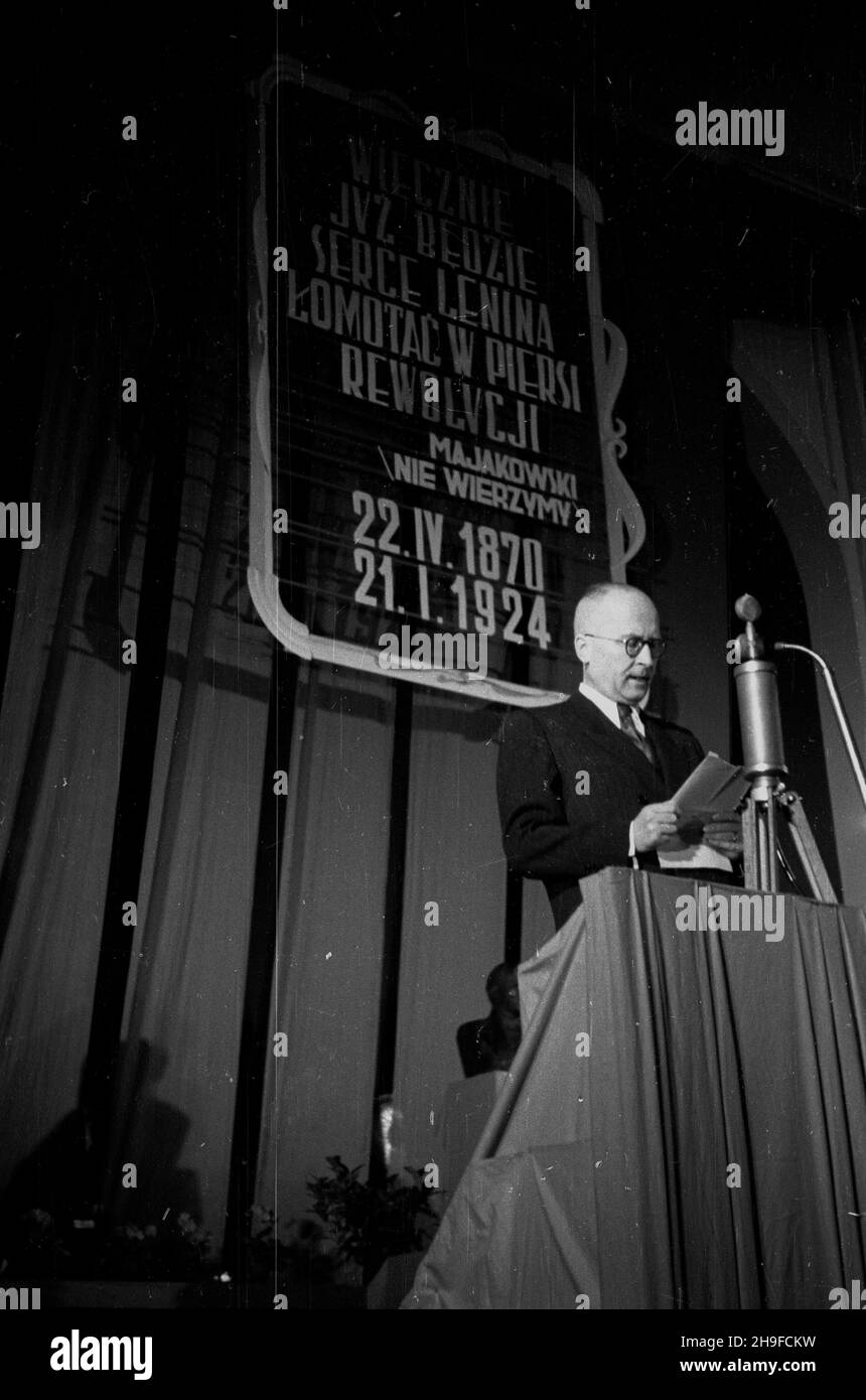 Warszawa, 1948-01-21. 24. rocznica œmierci W³odzimierza Lenina. Uroczysta akademia w sali teatru Roma. Nz. przemawia minister sprawiedliwoœci, prezes Towarzystwa PrzyjaŸni Polsko-Radzieckiej, polityk PPS (Polska Partia Socjalistyczna), Henryk Œwi¹tkowski. bb/mgs PAP Warsaw, Jan. 21, 1948. The 24th anniversary of Lenin's death. An academy at the Roma Theater. Pictured: Justice Minister, chairman of the Polish-Soviet Friendship Society, Polish Socialist Party politician Henryk Swiatkowski speaking. bb/mgs PAP Stock Photo