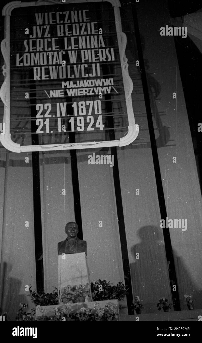 Warszawa, 1948-01-21. 24. rocznica œmierci W³odzimierza Lenina. Uroczysta akademia w sali teatru Roma. Nz. udekorowana scena: popiersie Lenina i propagandowy cytat z W³odzimierza Majakowskiego. bb/mgs  PAP      Warsaw, Jan. 21, 1948. The 24th anniversary of Lenin's death. An academy at the Roma Theater. Pictured: a decorated stage: a bust of Lenin and a propaganda quotation from Vladimir Mayakovski.  bb/mgs  PAP Stock Photo