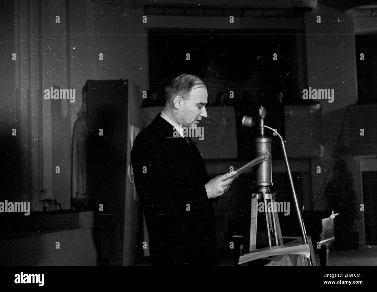 Warszawa, 1948-01-21. 24. rocznica œmierci W³odzimierza Lenina. Uroczysta akademia w sali teatru Roma. Nz. przemawia polityk PPR (Polska Partia Robotnicza), pose³ W³odzimierz Sokorski. bb/mgs PAP Warsaw, Jan. 21, 1948. The 24th anniversary of Lenin's death. An academy at the Roma Theater. Pictured: Polish Worker Party politician, MP Wlodzimierz Sokorski speaking. bb/mgs PAP Stock Photo