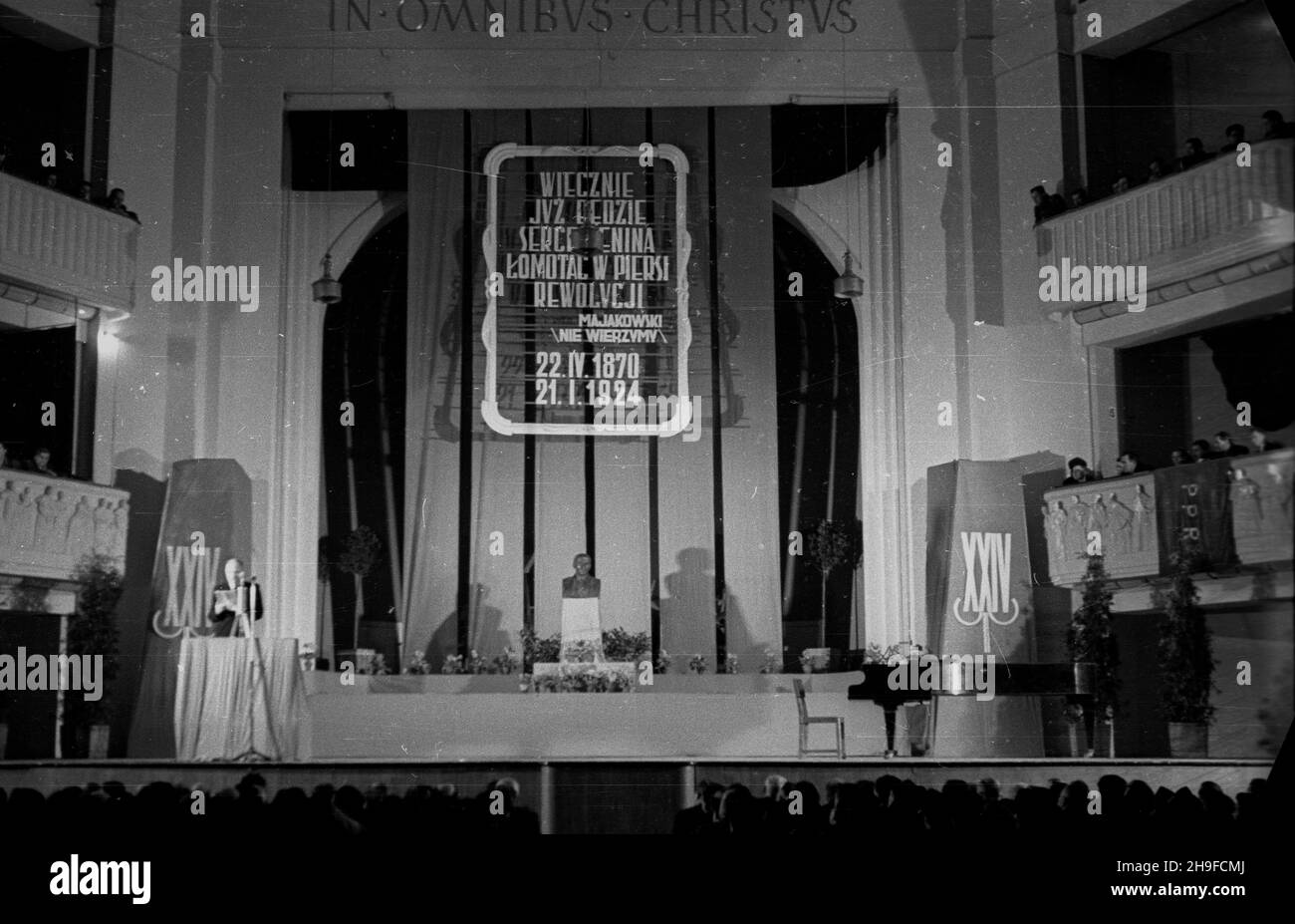 Warszawa, 1948-01-21. 24. rocznica œmierci W³odzimierza Lenina. Uroczysta akademia w sali teatru Roma. Nz. widok ogólny sali. Nad dekoracjami ku czci Lenina widoczny napis: In omnibus Christus. bb/mgs  PAP      Warsaw, Jan. 21, 1948. The 24th anniversary of Lenin's death. An academy at the Roma Theater. Pictured: a view of the stage. Above the decorations in honour of Lenin, visible a notice: In omnibus Christus.  bb/mgs  PAP Stock Photo
