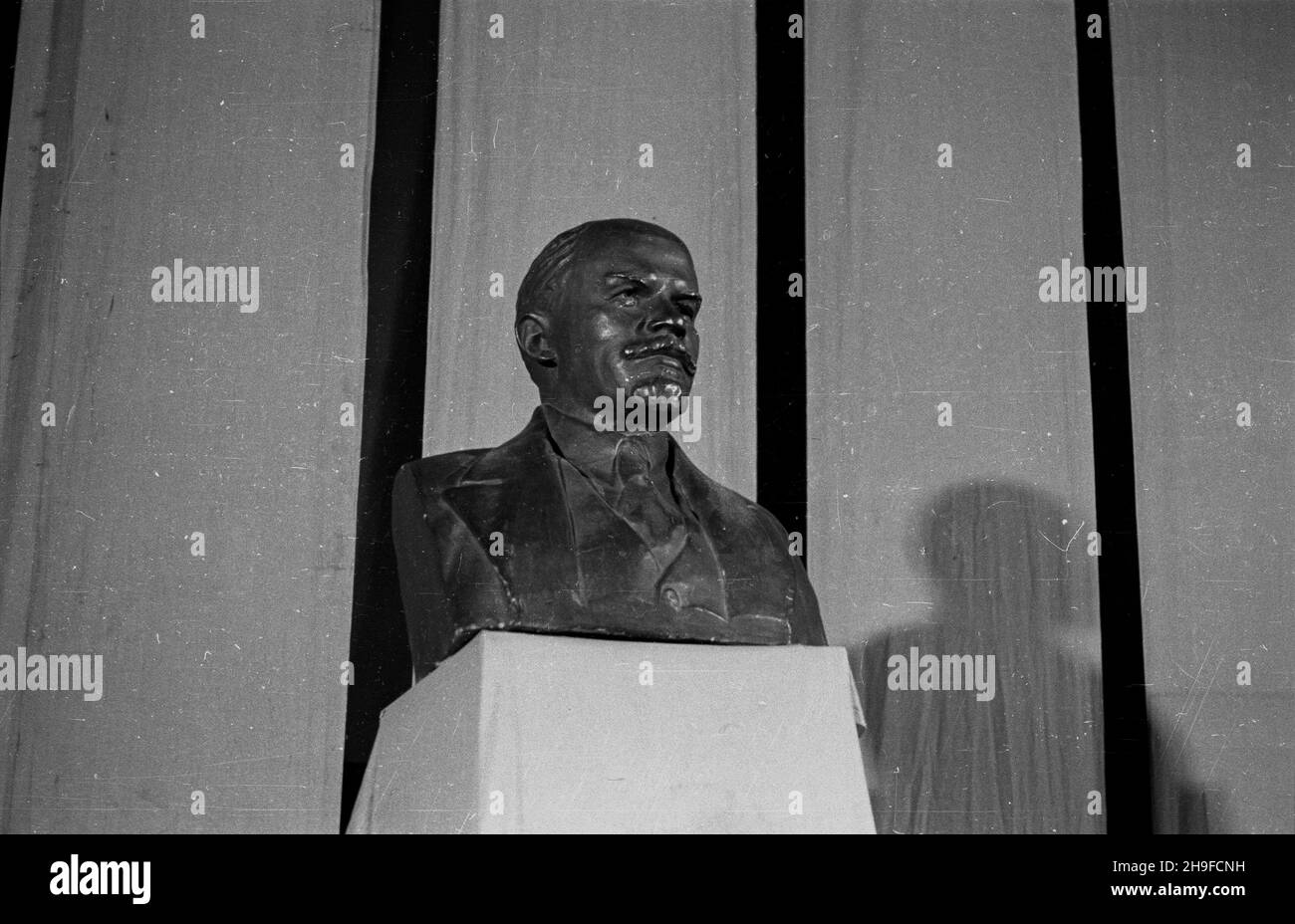 Warszawa, 1948-01-21. 24. rocznica œmierci W³odzimierza Lenina. Uroczysta akademia w sali teatru Roma. Nz. popiersie Lenina wystawione na scenie. bb/mgs PAP Warsaw, Jan. 21, 1948. The 24th anniversary of Lenin's death. An academy at the Roma Theater. Pictured: a bust of Lenin on the stage. bb/mgs PAP Stock Photo