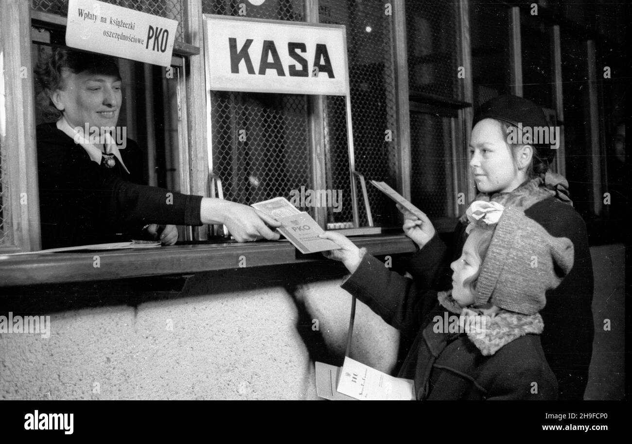 Warszawa, 1948-01-23. Pocztowa Kasa Oszczêdnoœci w Warszawie. Nz. dziewczynki z ksi¹¿eczkami oszczêdnoœciowymi przy okienku kasowym. bb/mgs  PAP      Warsaw, Jan. 23, 1948. The Post Saving Fund (PKO) in Warsaw. Pictured: girls with PKO saving books at the teller.  bb/mgs  PAP Stock Photo