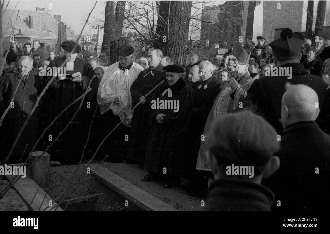 Warszawa, 1948-02-01. Pogrzeb superintendenta Koœcio³a Ewangelicko-Reformowanego ks. Stefana Skierskiego. Nz. duchowni ró¿nych wyznañ odmawiaj¹ modlitwê nad otwartym grobem na cmentarzu przy ulicy ¯ytniej. po/gr  PAP      Warsaw, Feb. 1, 1948. The funeral of Reverend Stefan Siekierski of the Evangelical-Reformed Church. Pictured: different denomination priests pray at the open grave at the cemetery on Zytnia Street.   po/gr  PAP Stock Photo