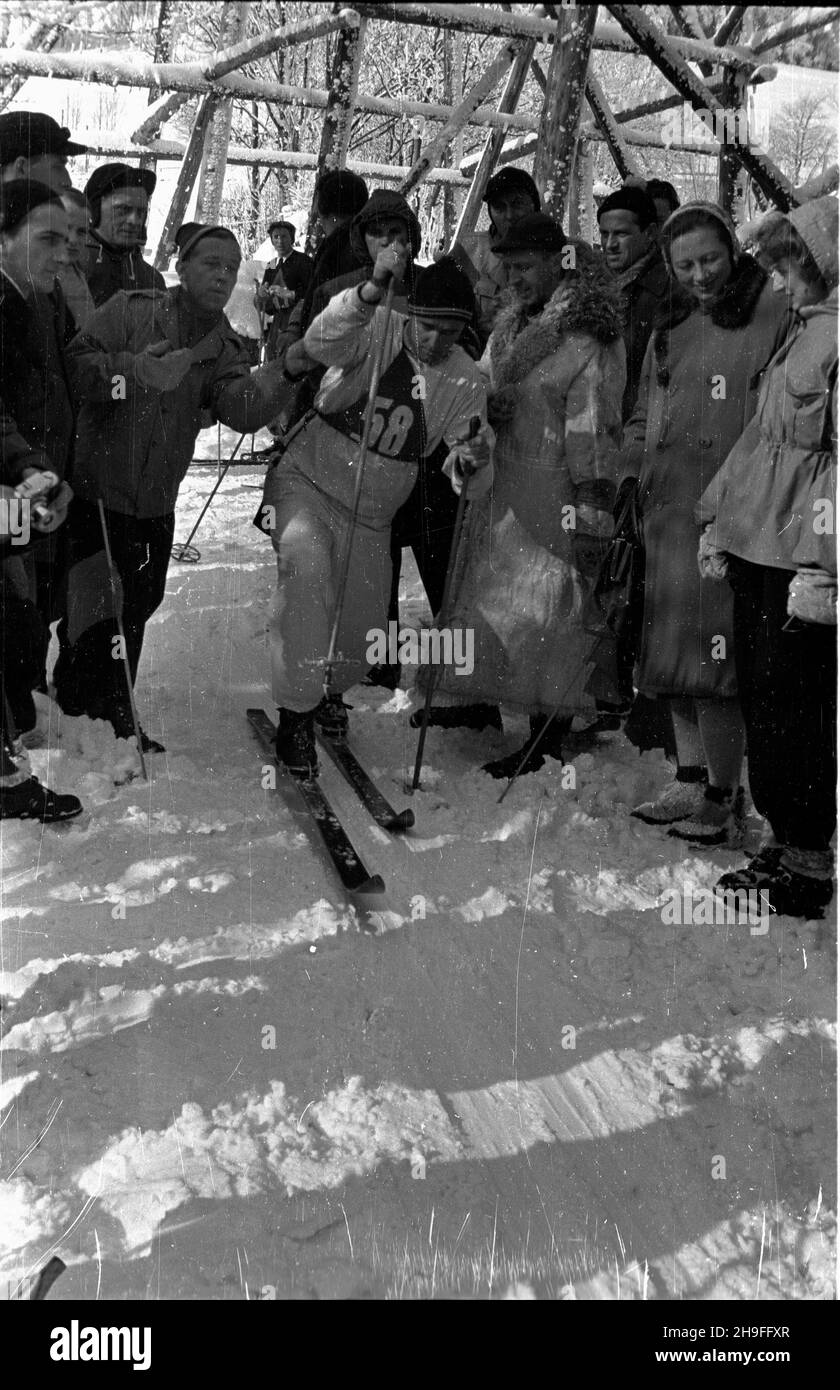 Karpacz, 1948-02. W dniach 19-20 lutego odby³y siê XXIII Narciarskie Mistrzostwa Polski. Nz. Daniel Krzeptowski na starcie biegu na 18 km. bk  PAP    Dok³adny dzieñ wydarzenia nieustalony.      Karpacz, Feb. 1948. The 23rd Poland's Skiing Championship was held on February 19-20. Pictured: Daniel Krzeptowski at the start of a 18 km cross-country skiing event.  bk  PAP Stock Photo