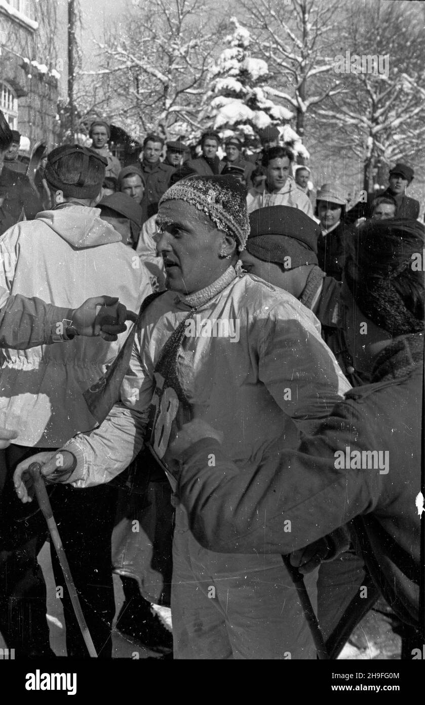 Karpacz, 1948-02. W dniach 19-20 lutego odby³y siê XXIII Narciarskie Mistrzostwa Polski. Nz. zwyciêzca biegu na 18 km Daniel Krzeptowski na mecie. bk  PAP    Dok³adny dzieñ wydarzenia nieustalony.      Karpacz, Feb. 1948. The 23rd Poland's Skiing Championship was held on February 19-20. Pictured: winner of a 18 km cross-country skiing event Daniel Krzeptowski on the finishing line.  bk  PAP Stock Photo