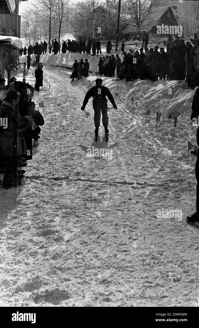 Karpacz, 1948-02. W dniach 19-20 lutego odby³y siê XXIII Narciarskie Mistrzostwa Polski. Nz. zawodnicy na mecie biegu na 18 km. bk  PAP    Dok³adny dzieñ wydarzenia nieustalony.      Karpacz, Feb. 1948. The 23rd Poland's Skiing Championship was held on February 19-20. Pictured: competitors on the finishing line of the 18 km cross-country skiing event.  bk  PAP Stock Photo