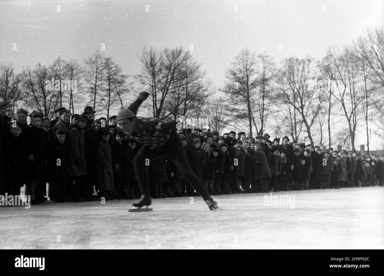 Pruszków, 1948-02. W dniach 21 i 22 lutego 1948 roku w parku miejskim rozegrano Mistrzostwa Polski w ³y¿wiarstwie. Nz. panczenista na torze wyœcigu. msa  PAP    Dok³adny dzieñ wydarzenia nieustalony.      Pruszkow, Feb. 1948. Poland's Skating Championship held in the municipal park on February 21 and 22, 1948. Pictured: speed skater on the track.  msa  PAP Stock Photo