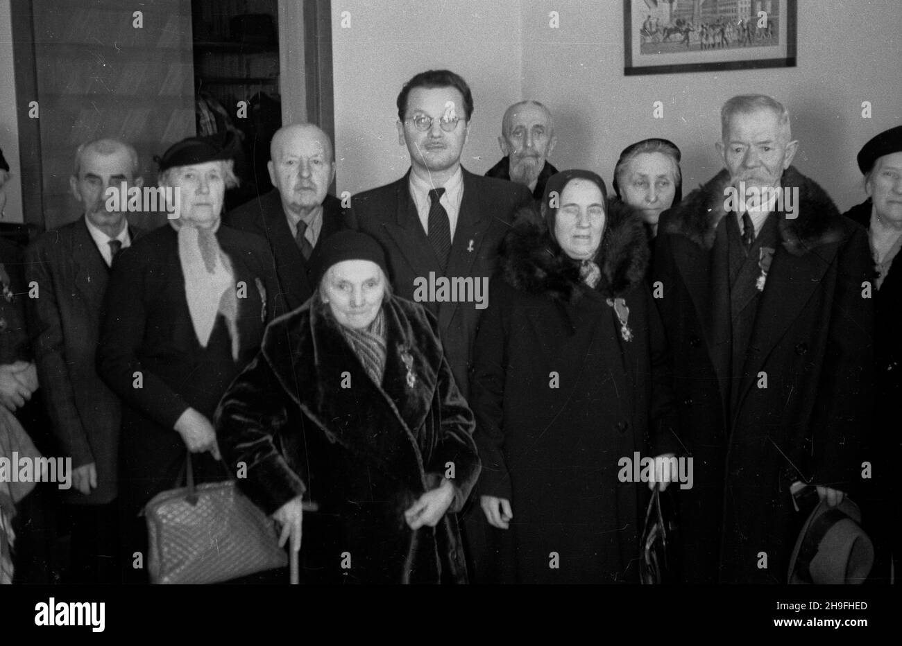 Warszawa, 1948-02-02. Z³ote Gody. Pary ma³¿eñskie o 50-letnim sta¿u odznaczone w imieniu prezydenta RP przez przewodnicz¹cego Sto³ecznej Rady Narodowej Stanis³awa Sankowskiego (C). po/mgs  PAP      Warsaw, Feb. 2, 1948. Golden Wedding Anniversary. Couples decorated on their 50th wedding anniversary by president of the Warsaw National Council Stanislaw Sankowski (center) on behalf of Poland's president.  po/mgs  PAP Stock Photo