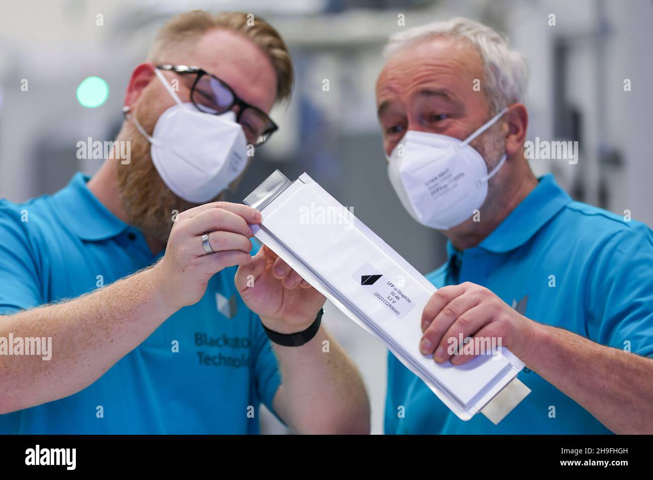Jahn Lab 06 December 2021, Saxony, Döbeln: Steffen Jahn (r), Head of Supply ...