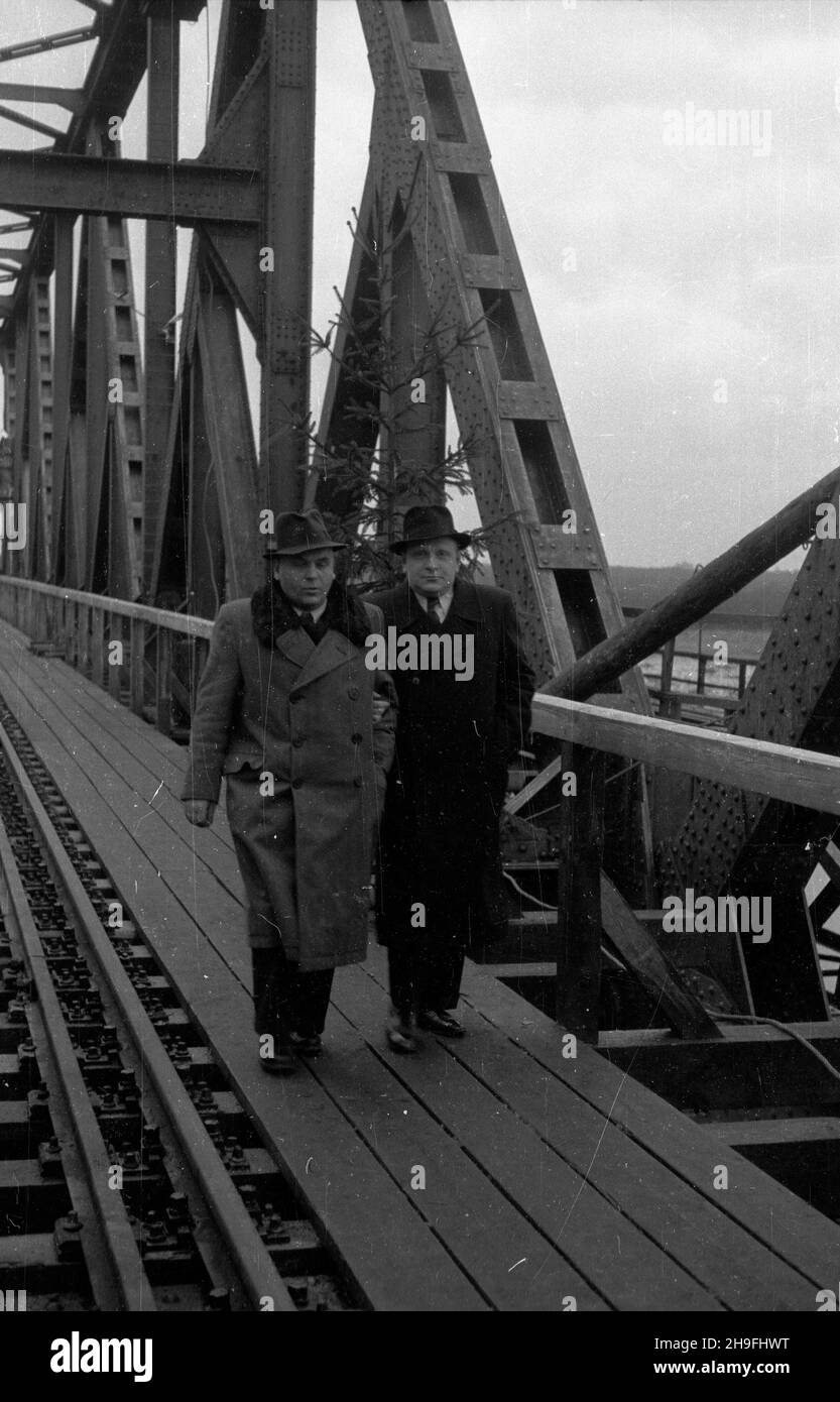 Szczecin, 1948-02-08. Uroczystoœæ otwarcia mostu kolejowego na Regalicy (wschodnie, prawe ramiê Odry). Wybudowany za pieni¹dze rz¹du brytyjskiego most liczy³ 225 m d³ugoœci i wraz z oddanym do u¿ytku w tym samym czasie mostem na Odrze Zachodniej stanowi³ jedyne po³¹czenie kolejowe miêdzy Szczecinem i reszt¹ kraju. Nz. uczestnicy uroczystoœci przechodz¹ przez most. po/gr  PAP      Szczecin, Feb. 8, 1948. The inauguration of the railway bridge on Regalica (the eastern, right tributary of the Odra river). Built for British government money the 225-meter-long bridge, together with the bridge on th Stock Photo