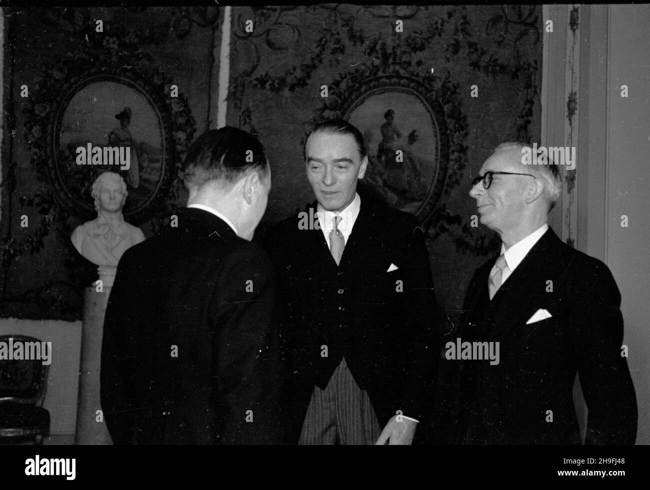 Warszawa, 1948-02-12. Belweder. Z³o¿enie listów uwierzytelniaj¹cych przez pos³a nadzwyczajnego i ministra pe³nomocnego Królestwa Danii Johana Wilhelma Heinricha Eickhofta (C) na rêce prezydenta Polski Boles³awa Bieruta. bk  PAP      Warsaw, Feb. 12, 1948. The Belvedere Palace. Johan Wilhelm Heinrich Eickhoft (in the centre), the Kingdom of Denmark's extraordinary envoy and plenipotenriary minister hands his credentials over to Poland's President Boleslaw Bierut.  bk  PAP Stock Photo