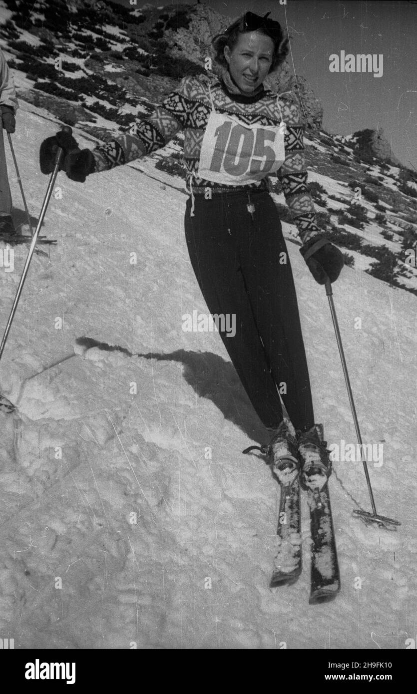 Karpacz, 1948-02-21. W dniach 19-23 lutego odbywa³y siê XXIII Mistrzostwa Narciarskie Polski. Slalom kobiet wygra³a Teresa Kudelska (AZS Warszawa). Nz. jedna z uczestniczek slalomu na stoku. pw  PAP      Karpacz, Feb. 21, 1948. The 23rd Poland's Skiing Championship was held on February 19-23. Teresa Kudelska (AZS Warszawa) won women's slalom. Pictured: a slalom contender.  pw  PAP Stock Photo