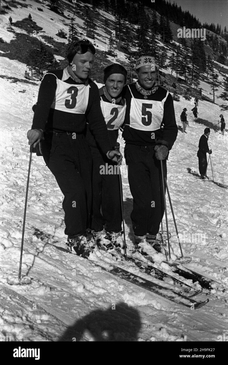 Karpacz, 1948-02-21. W dniach 19-23 lutego odbywa³y siê XXIII Mistrzostwa Narciarskie Polski. Slalom mê¿czyzn wygra³ Józef Marusarz (SNPTT Zakopane). Nz. zawodnicy slalomu na stoku. pw  PAP    Karpacz, Feb. 21, 1948. The 23rd Poland's Skiing Championship was held on February 19-23. Jozef Marusarz (SNPTT Zakopane) won men's slalom. Pictured: slalom   contenders on a slope.  pw  PAP Stock Photo