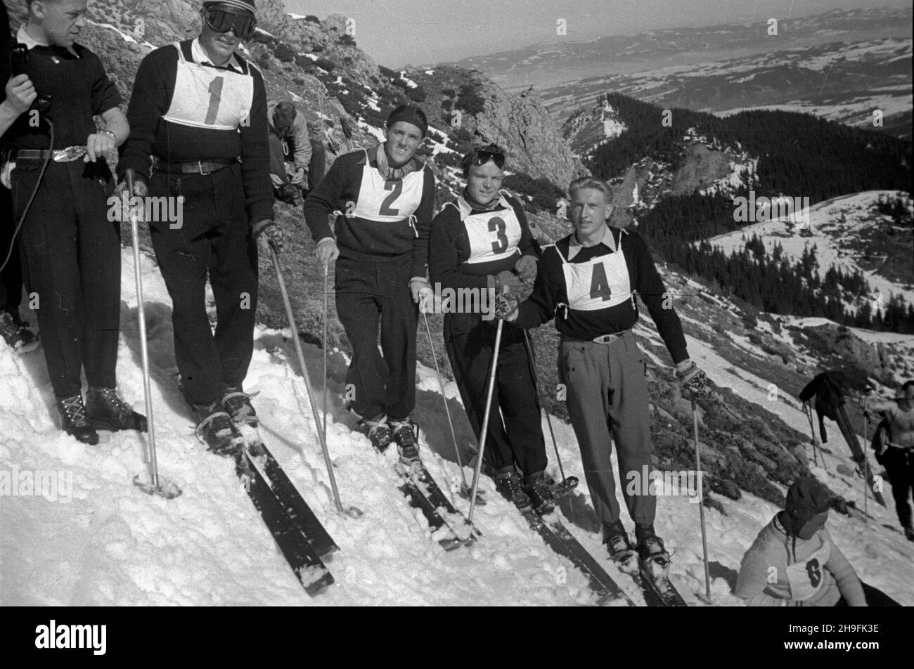 Karpacz, 1948-02-21. W dniach 19-23 lutego odbywa³y siê XXIII Mistrzostwa Narciarskie Polski. Slalom mê¿czyzn wygra³ Józef Marusarz (SNPTT Zakopane). Nz. zawodnicy na starcie do slalomu. pw  PAP      Karpacz, Feb. 21, 1948. The 23rd Poland's Skiing Championship was held on February 19-23. Jozef Marusarz (SNPTT Zakopane) won men's slalom. Pictured: slalom contenders at the start.  pw  PAP Stock Photo
