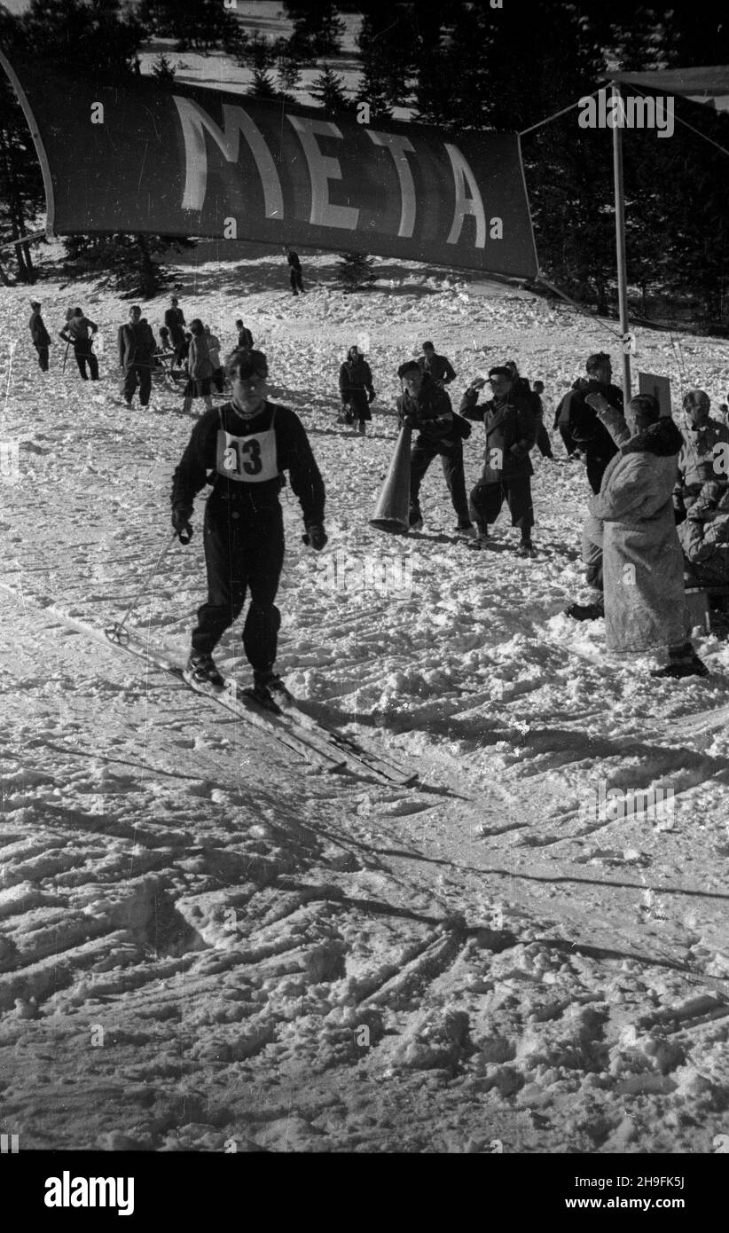 Karpacz, 1948-02-21. W dniach 19-23 lutego odbywa³y siê XXIII Mistrzostwa Narciarskie Polski. Slalom mê¿czyzn wygra³ Józef Marusarz (SNPTT Zakopane). Nz. jeden z zawodników na mecie slalomu. pw  PAP    Karpacz, Feb. 21, 1948. The 23rd Poland's Skiing Championship was held on February 19-23. Jozef Marusarz (SNPTT Zakopane) won men's slalom. Pictured: a  contender on the slalom finish line.  pw  PAP Stock Photo