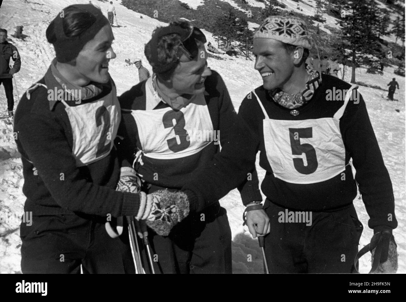 Karpacz, 1948-02-21. W dniach 19-23 lutego odbywa³y siê XXIII Mistrzostwa Narciarskie Polski. Slalom mê¿czyzn wygra³ Józef Marusarz (SNPTT Zakopane). Nz. zawodnicy slalomu na stoku. pw  PAP    Karpacz, Feb. 21, 1948. The 23rd Poland's Skiing Championship was held on February 19-23. Jozef Marusarz (SNPTT Zakopane) won men's slalom. Pictured: slalom   contenders on a slope.  pw  PAP Stock Photo