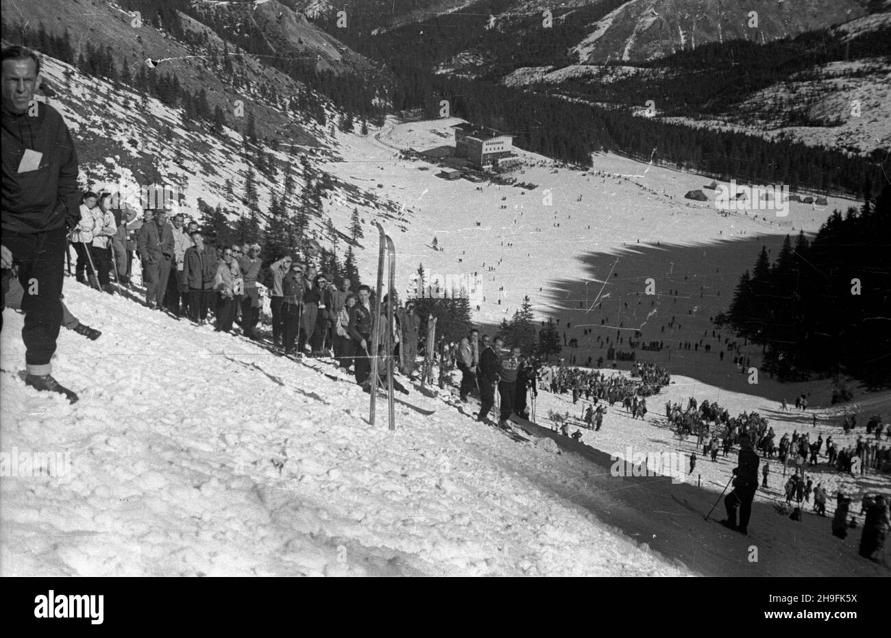 Karpacz, 1948-02-21. W dniach 19-23 lutego odbywa³y siê XXIII Mistrzostwa Narciarskie Polski. Slalom mê¿czyzn wygra³ Józef Marusarz (SNPTT Zakopane). Nz. widzowie na trasie slalomu mê¿czyzn. pw  PAP      Karpacz, Feb. 21, 1948. The 23rd Poland's Skiing Championship was held on February 19-23. Jozef Marusarz (SNPTT Zakopane) won men's slalom. Pictured: men's slalom fans.  pw  PAP Stock Photo