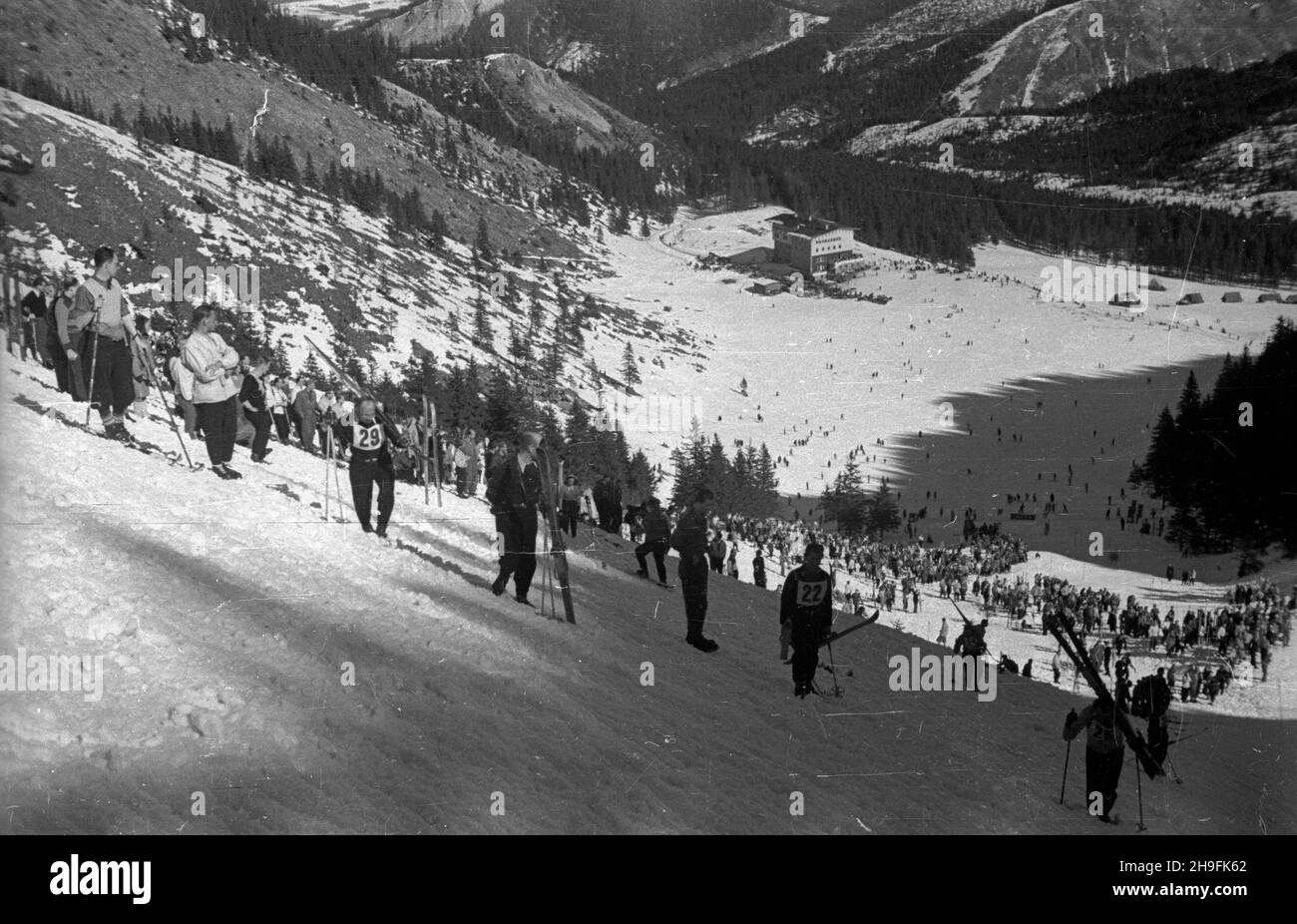 Karpacz, 1948-02-21. W dniach 19-23 lutego odbywa³y siê XXIII Mistrzostwa Narciarskie Polski. Slalom mê¿czyzn wygra³ Józef Marusarz (SNPTT Zakopane). Nz. widzowie na trasie slalomu mê¿czyzn. pw  PAP      Karpacz, Feb. 21, 1948. The 23rd Poland's Skiing Championship was held on February 19-23. Jozef Marusarz (SNPTT Zakopane) won men's slalom. Pictured: fans on the route of men's slalom.  pw  PAP Stock Photo