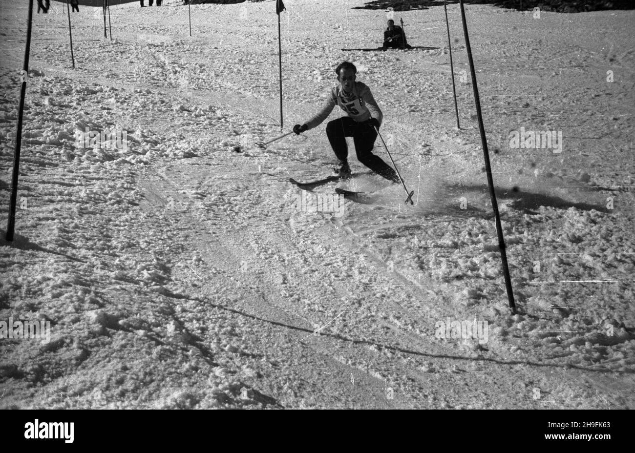 Karpacz, 1948-02-21. W dniach 19-23 lutego odbywa³y siê XXIII Mistrzostwa Narciarskie Polski. Slalom mê¿czyzn wygra³ Józef Marusarz (SNPTT Zakopane). Nz. jeden z zawodników slalomu na trasie przejazdu. pw  PAP      Karpacz, Feb. 21, 1948. The 23rd Poland's Skiing Championship was held on February 19-23. Jozef Marusarz (SNPTT Zakopane) won men's slalom. Pictured: a slalom   contender.  pw  PAP Stock Photo