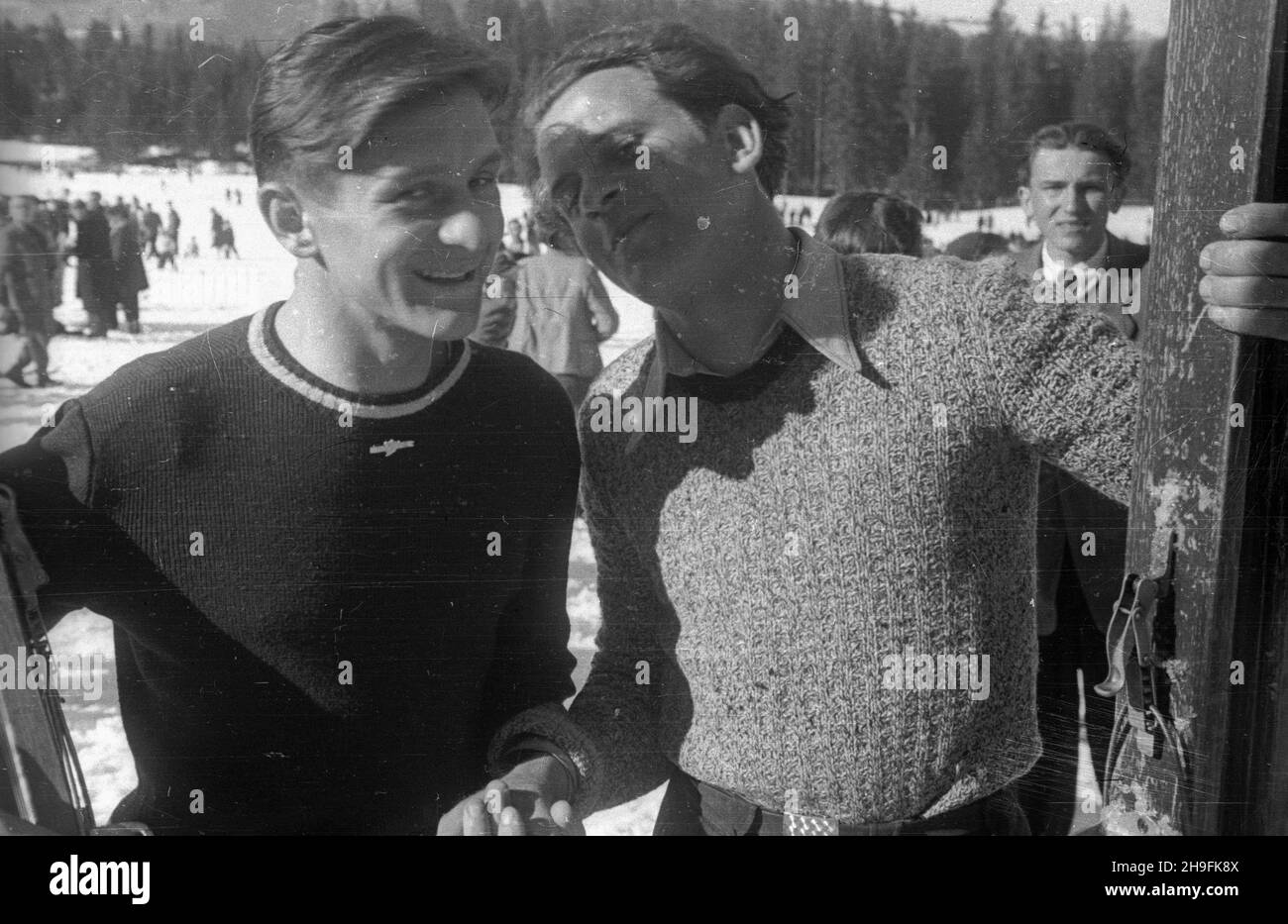 Karpacz, 1948-02-22. W dniach 19-23 lutego odbywa³y siê XXIII Mistrzostwa Narciarskie Polski. Zawody w skokach narciarskich rozegrano na skoczni Orlinek. Wygra³ je Stanis³aw Marusarz. pw  PAP    Karpacz, Feb. 22, 1948. The 23rd Poland's Skiing Championship was held on February 19-23. Stanislaw Marusarz won a ski jumping competition which was held at the Orlinek ski jump.   pw  PAP Stock Photo