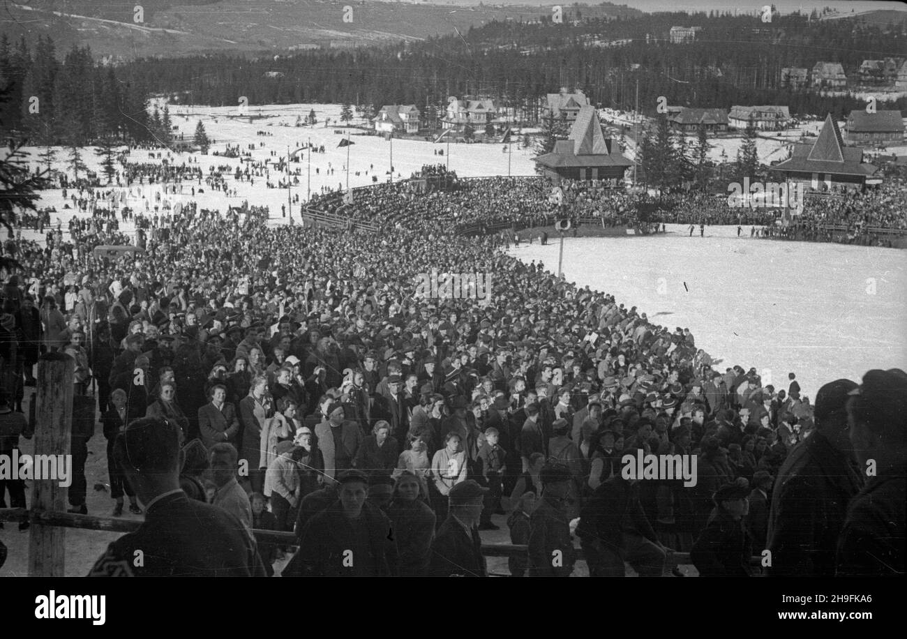 Karpacz, 1948-02-22. W dniach 19-23 lutego odbywa³y siê XXIII Mistrzostwa Narciarskie Polski. Zawody w skokach narciarskich rozegrano na skoczni Orlinek. Wygra³ je Stanis³aw Marusarz. Nz. kibice na trybunach skoczni Orlinek. pw  PAP      Karpacz, Feb. 22, 1948. The 23rd Poland's Skiing Championship was held on February 19-23. Stanislaw Marusarz won a ski jumping competition which was held at the Orlinek ski jump. Pictured: fans at the stands of the Orlinek ski jump.  pw  PAP Stock Photo