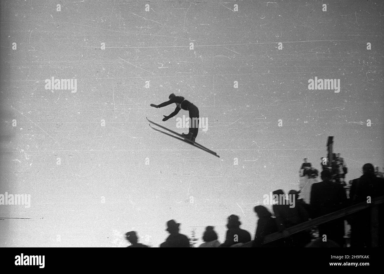 Karpacz, 1948-02-22. W dniach 19-23 lutego odbywa³y siê XXIII Mistrzostwa Narciarskie Polski. Zawody w skokach narciarskich rozegrano na skoczni Orlinek. Wygra³ je Stanis³aw Marusarz. Nz. skok jednego z zawodników. pw  PAP    Karpacz, Feb. 22, 1948. The 23rd Poland's Skiing Championship was held on February 19-23. Stanislaw Marusarz won a ski jumping competition which was held at the Orlinek ski jump. Pictured: a jump.  pw  PAP Stock Photo