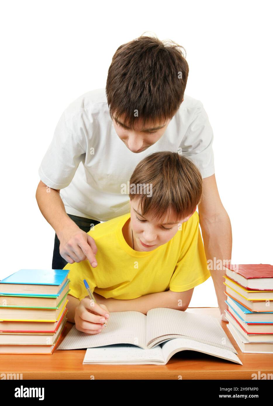 Брат помогает уроки. Братья делают уроки. Младший брат делает уроки. Старший и младший брат делает уроки. Брат помогает делать уроки.