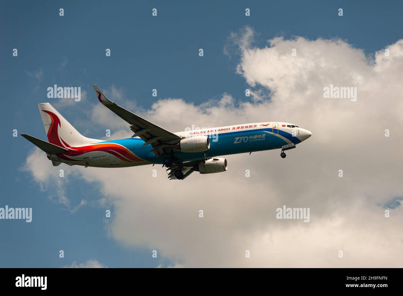 29.11.2021, Singapore, Republic of Singapore, Asia - Boeing 737-800 cargo  aircraft of the Chinese airline Tianjin Air Cargo in a ZTO Express livery  Stock Photo - Alamy