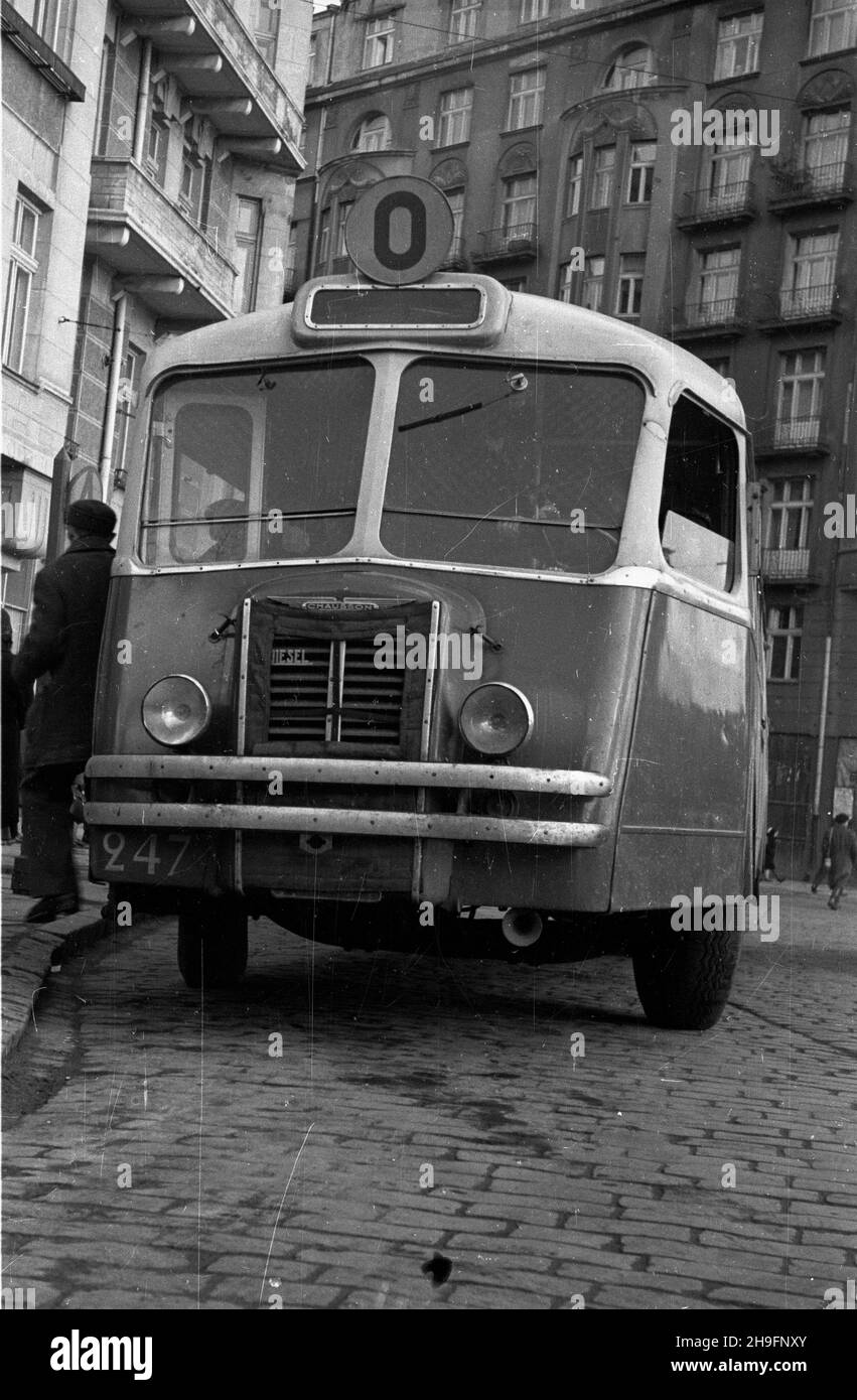 Warszawa, 1948-03. Autobus Chausson AH48 linii 0 stoi na pêtli, na placu  Unii Lubelskiej. wb PAP/Stanis³aw D¹browiecki Dok³adny dzieñ wydarzenia  nieustalony. Warsaw, March 1948. A 0 line Chausson AH48 bus at the