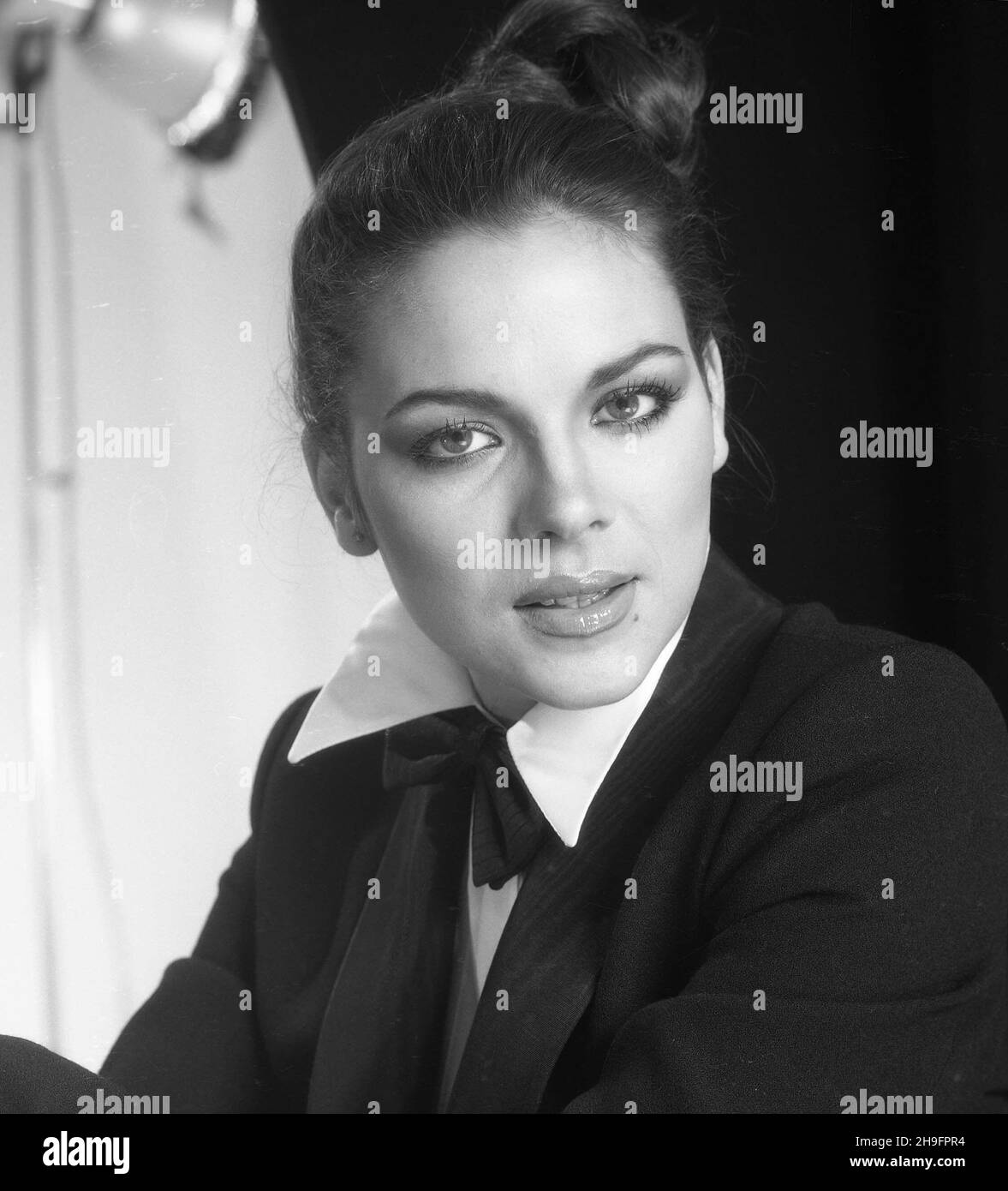 Kim Cattrall poses for a portrait in 1987 in Los Angeles, California