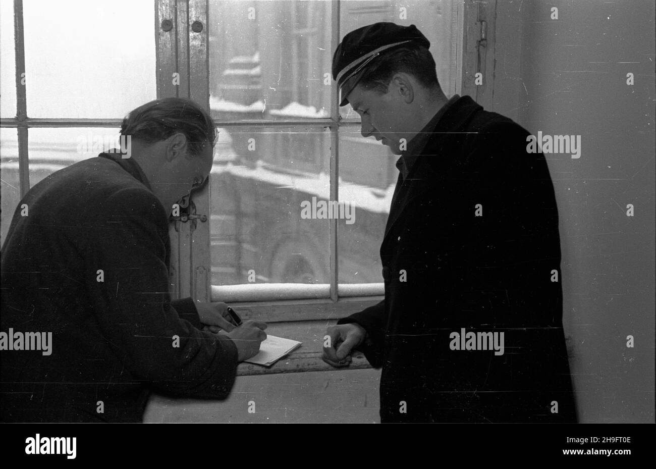 Wroc³aw, 1948-03. Student wydzia³u elektro-mechanicznego Uniwersytetu Wroc³awskiego Roman Jakubowski (by³y sier¿ant I Armii Wojska Polskiego, ranny podczas zdobywania Warszawy) otrzymuje wpis do indeksu (ocenê). Dok³adny dzieñ wydarzenia nieustalony.  bk  PAP      Wroclaw, March 1948. Student of Wroclaw University's  electro-mechanical department Roman Jakubowski (former sergeant of the 1st Army of Poland's armed forces, wounded during fight for Warsaw), with a professor entering a course credit in the student's record.  bk  PAP Stock Photo