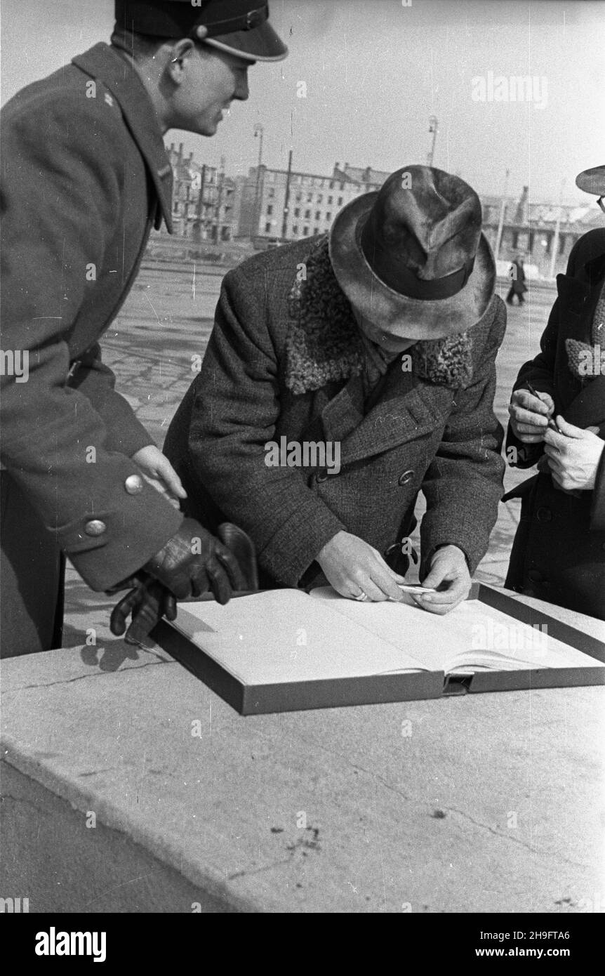 Warszawa, 1948-03. Jubileusz piêtnastolecia dzia³alnoœci Spó³dzielni Grupa Techniczna. Spó³dzielnia zosta³a za³o¿ona w 1933 r. przez trzynastu absolwentów Politechniki Warszawskiej. Zakres dzia³ania SGT obejmowa³ prowadzenie prac technicznych dotycz¹cych wytwarzania, przenoszenia i u¿ytkowania energii we wszystkich jej postaciach. Nz. wpis do ksiêgi pami¹tkowej Grobu Nieznanego ¯o³nierza, na placu Zwyciêstwa. uu  PAP    Dok³adny dzieñ wydarzenia nieustalony.      Warsaw, March 1948. The 15th anniversary of Technical Group (Grupa Techniczna) cooperative set up by 13 graduates of Warsaw Universi Stock Photo