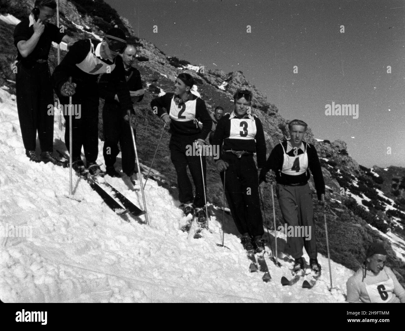 Zakopane, 1948-03. W dniach od 3 do 7 marca 1948 roku rozegrano Miêdzynarodowe Zawody Narciarskie o Puchar Tatr. Nz. slalom w Suchym ¯lebie na Kalatówkach. Z numerem pierwszym Jan G¹sienica (2L). msa  PAP    Dok³adny dzieñ wydarzenia nieustalony.      Cracow, March 1948. The Tatra Mountain Cup International Skiing Competition (3-7 March, 1948). Pictured: the slalom in the Suchy Gulley on the Kalatowki Galde. With Number 1 Jan Gasienica (2nd left).  uu  PAP Stock Photo