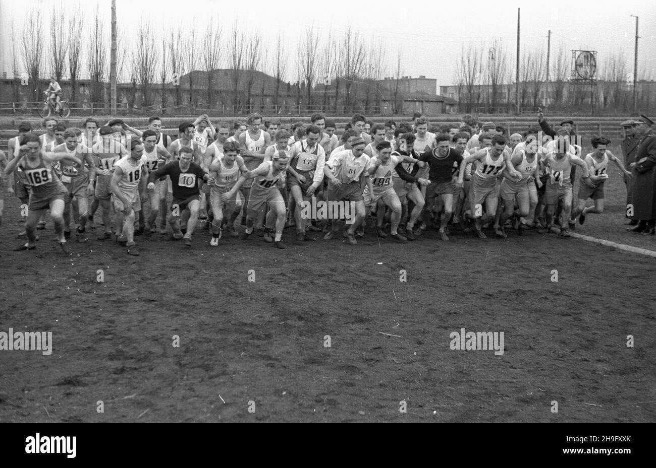 Warszawa, 1948-03-21. Bieg na prze³aj zorganizowany przez Klub Sportowy Zryw i Zwi¹zek Walki M³odych, inauguruj¹cy sezon lekkoatletyczny w Warszawie. Nz. start do biegu seniorów na 2000 m na stadionie Polonii przy ul. Konwiktorskiej 6. wb  PAP/Wojciech Kondracki      Warsaw, March 21, 1948. A cross-country race organized by the sports club Zryw and the Fighting Youth Union inaugurating the athletics season in Warsaw. Pictured: the start of a 2000 metre race for seniors at the Polonia stadium at 6 Konwiktorska Street.  wb  PAP/Wojciech Kondracki Stock Photo