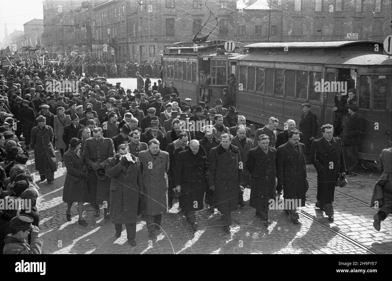 Warszawa, 1948-03-23. Pogrzeb dzia³acza Stronnictwa Ludowego Maksymiliana Malinowskiego. Przejœcie konduktu pogrzebowego na Cmentarz Pow¹zkowski. Nz. ulic¹ Marsza³kowsk¹ od strony Alej Jerozolimskich w pierwszym rzêdzie id¹: wojewoda ³ódzki Piotr Szymanek (1L), pose³ Lucjusz Dura (2L), prezes Stronnictwa Ludowego Wincenty Baranowski (3L), wicepremier Antoni Korzycki (4L), minister lasów Boles³aw Podedworny (5L), przewodnicz¹cy klubu poselskiego SL Jan Grubecki (6L), minister kultury i sztuki Stefan Dybowski (7L). W drugim rzêdzie idzie Józef Putek (6L), gen. Gustaw Paszkiewicz (7L). wb  PAP Stock Photo