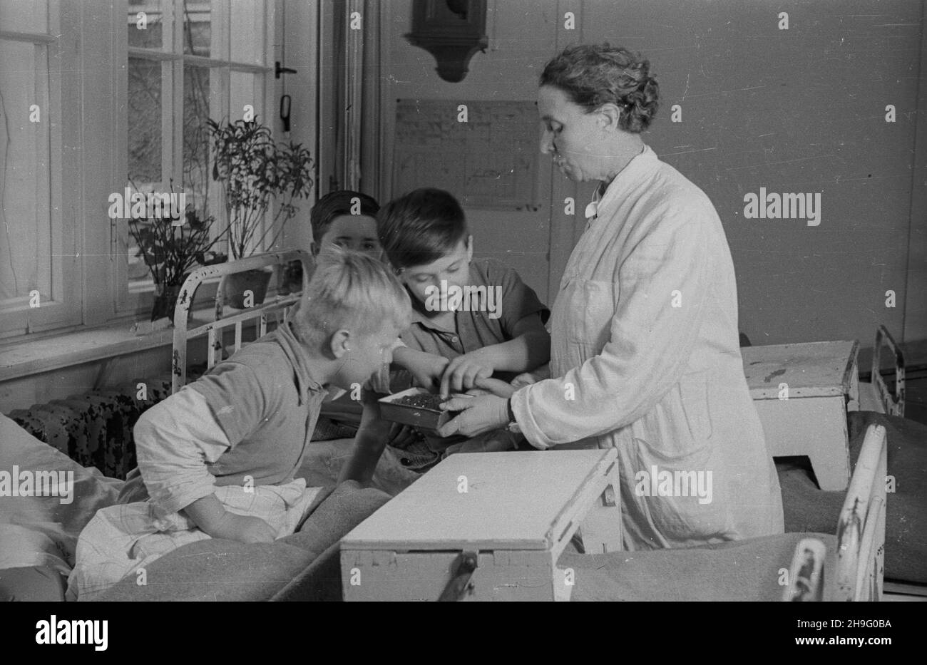 Kamienna Góra, 1948-04. Pañstwowe Sanatorium GruŸlicy Kostno-Stawowej im. doktora Jonasza Korczaka przy ul. Korczaka 1, podlegaj¹ce Zarz¹dowi Uzdrowisk Dolnoœl¹skich. Nz. zajêcia lekcyjne na Oddziale Dzieciêcym.  rd  PAP  Dok³adny dzieñ wydarzenia nieustalony.          Kamienna Gora, April 1948. The Doctor Jonasz Korczak State Sanatorium of Tuberculosis of Bones and Joints on 1 Korczaka Street, subordinated to the Management of Lower Silesian Spas. Pictured: a lesson at children's ward.   ad  PAP Stock Photo