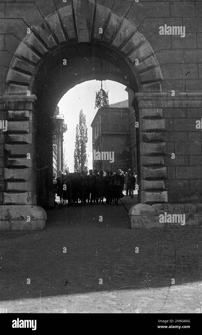 Kraków, 1948-06. Brama Wazów - brama wjazdowa na wzgórze wawelskie. mb  PAP      Cracow, June 1948. The Wazas Gate - the entrance gate to the Wawel hill.  mb  PAP Stock Photo