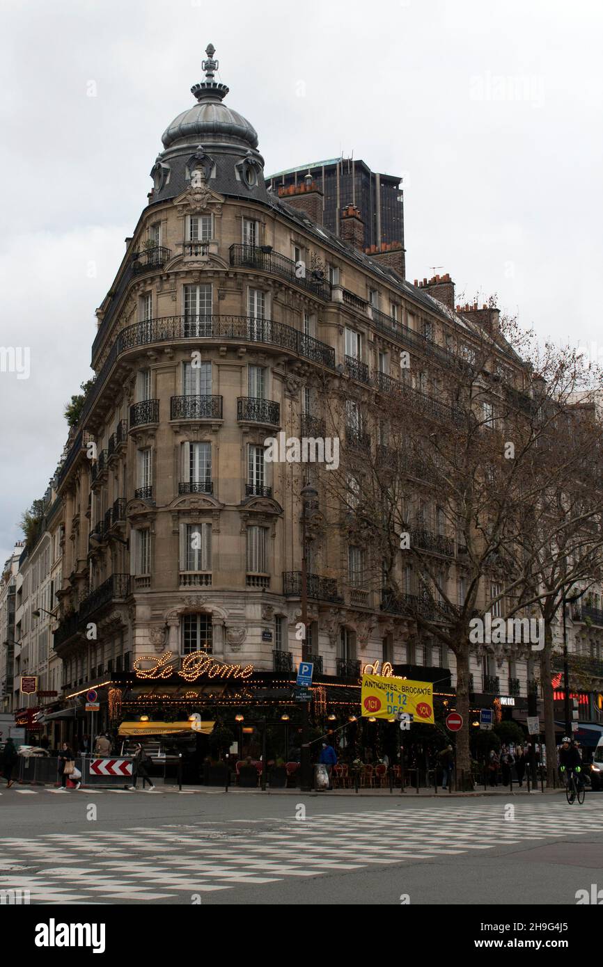 Le Dome restaurant - a traditional Parisian corner cafe in  Montparnasse Paris France Stock Photo