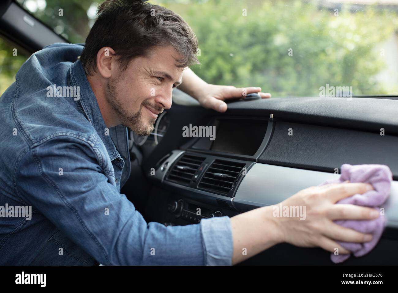 man cleaning the car dashboard Stock Photo Alamy