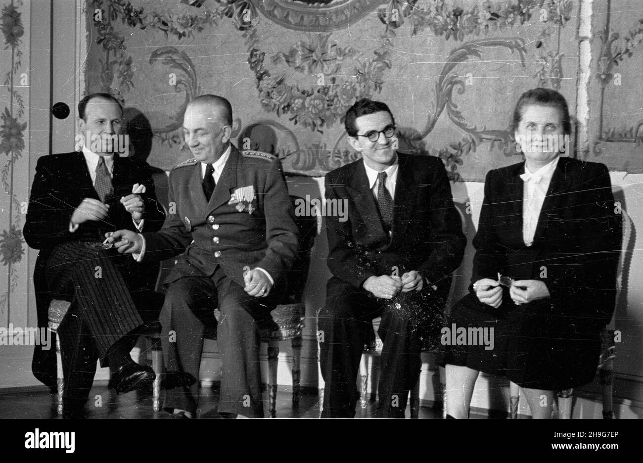 Warszawa, 1948-06-03. Ambasador Czechos³owacji Frantisek Pisek sk³ada listy uwierzytelniaj¹ce w Belwederze na rêce prezydenta Boles³awa Bieruta. Nz. m.in. szef kancelarii prezydenta Kazimierz Mijal (1L), sekretarka Bieruta Wanda Górska. mgs PAP/Jerzy Baranowski Warsaw, June 3, 1948. Czechoslovak Ambassador Frantisek Pisek presents accreditation letters to President Boleslaw Bierut in the Belvedere Palace. Pictured: head of the Presidential Chancellery Kazimierz Mijal (1st left), Bierut's personal assistant Wanda Gorska. mgs PAP/Jerzy Baranowski Stock Photo