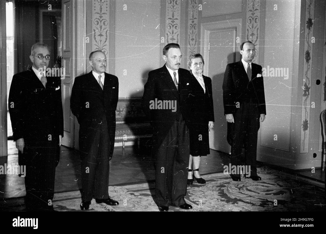 Warszawa, 1948-06-03. Ambasador Czechos³owacji Frantisek Pisek sk³ada listy uwierzytelniaj¹ce w Belwederze na rêce prezydenta Boles³awa Bieruta. Nz. od lewej: sekretarz generalny w Ministerstwie Spraw Zagranicznych Stefan Wierb³owski, minister spraw zagranicznych Zygmunt Modzelewski, prezydent Bierut, sekretarka Bieruta Wanda Górska, szef kancelarii prezydenta Kazimierz Mijal. mgs PAP Warsaw, June 3, 1948. Czechoslovak Ambassador Frantisek Pisek presents accreditation letters to President Boleslaw Bierut in the Belvedere Palace. Pictured from left: secretary general at the foreign minstr Stock Photo