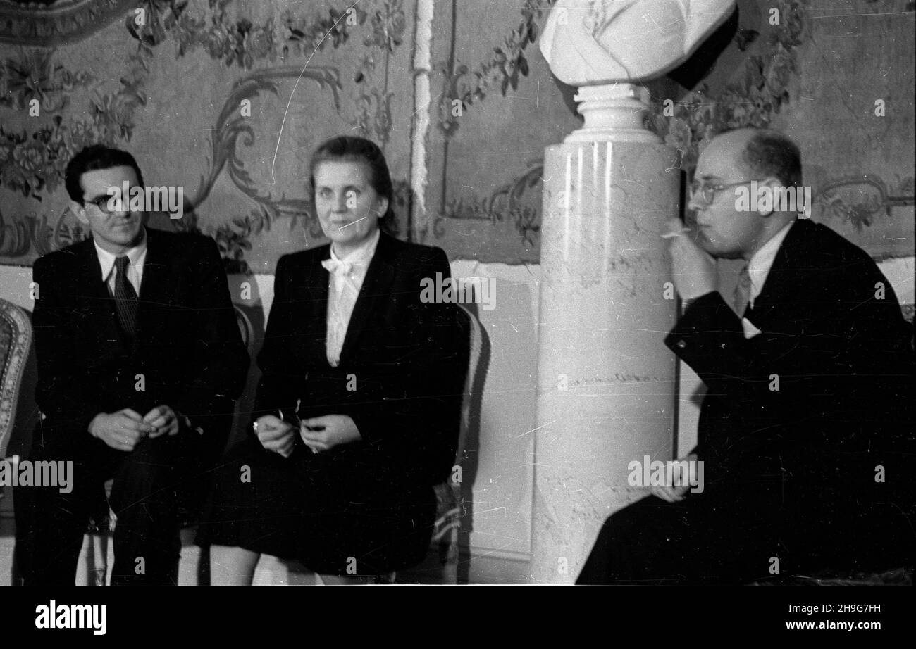Warszawa, 1948-06-03. Ambasador Czechos³owacji Frantisek Pisek sk³ada listy uwierzytelniaj¹ce w Belwederze na rêce prezydenta Boles³awa Bieruta. Nz. m.in. sekretarka Bieruta Wanda Górska. mgs PAP Warsaw, June 3, 1948. Czechoslovak Ambassador Frantisek Pisek presents accreditation letters to President Boleslaw Bierut in the Belvedere Palace. Pictured: Bierut's personal assistant Wanda Gorska. mgs PAP Stock Photo