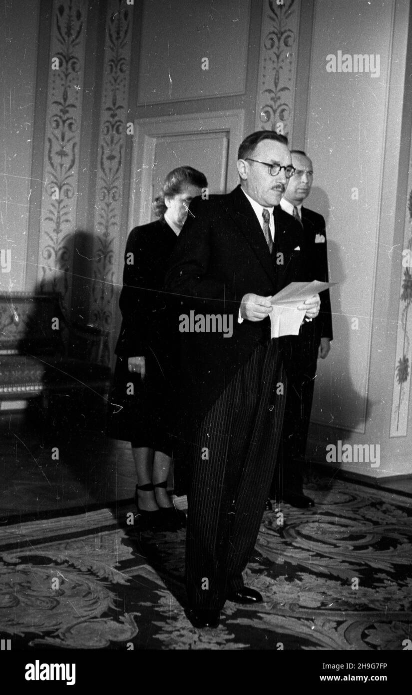 Warszawa, 1948-06-03. Ambasador Czechos³owacji Frantisek Pisek sk³ada listy uwierzytelniaj¹ce w Belwederze na rêce prezydenta Boles³awa Bieruta. Nz. przemawia prezydent, z ty³u szef kancelarii prezydenta Kazimierz Mijal i sekretarka Bieruta Wanda Górska. mgs PAP Warsaw, June 3, 1948. Czechoslovak Ambassador Frantisek Pisek presents accreditation letters to President Boleslaw Bierut in the Belvedere Palace. Pictured: the president speaking, behind him head of the Presidential Chancellery Kazimierz Mijal and Bierut's personal assistant Wanda Gorska. mgs PAP Stock Photo