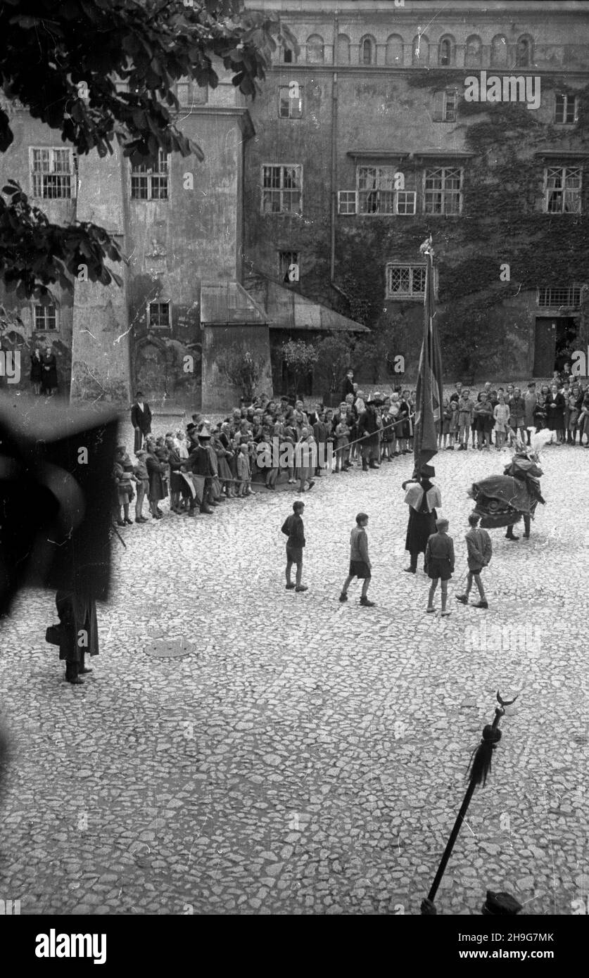 Kraków, 1948-06-04. Obchody Dni Krakowa, trwaj¹ce przez ca³y czerwiec i obejmuj¹ce m. in. wjazd Lajkonika, intronizacjê Króla Kurkowego, Wianki na Wiœle. Wjazd Lajkonika, upamiêtniaj¹cy najazd hordy tatarskiej z XIII w. odbywa siê zawsze w ostanim dniu oktawy œwiêta Bo¿ego Cia³a. Pochód zaczyna siê na dziedziñcu klasztoru ss. Norbertanek na Zwierzyñcu, a koñczy na Rynku G³ównym u stóp wie¿y Ratuszowej. Nz. Lajkonik (w stroju i rynsztunku wed³ug projektu Stanis³awa Wyspiañskiego) i chor¹¿y na dziedziñcu klasztoru. mb  PAP      Cracow, June 4, 1948. Cracow Days celebrations, held throughout June Stock Photo