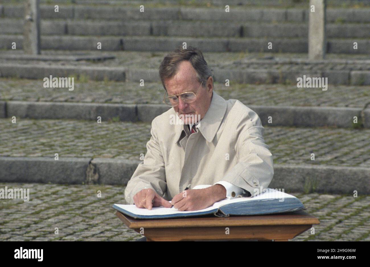 Brzezinka 29.09.1987. Wizyta wiceprezydenta Stanów Zjednoczonych George'a Busha z ma³¿onk¹ Barbar¹ w Polsce. Zwiedzanie niemieckiego nazistowskiego obozu koncentracyjnego i zag³ady (1940-1945), Auschwitz-Birkenau. Nz. George Bush przy Miêdzynarodowym Pomniku Ofiar Faszyzmu w Brzezince dokonuje wpisu do ksiêgi pami¹tkowej: Niech dzieciom przysz³oœci bêdzie oszczêdzona agonia tej straszliwej przesz³oœci. uu  PAP/Jerzy Ochoñski       Brzezinka 29 September 1987. US vice-President George Bush (pictured) and his wife Barbara paying a visit to Poland. Visiting the German Nazi Auschwitz-Birkenau conc Stock Photo