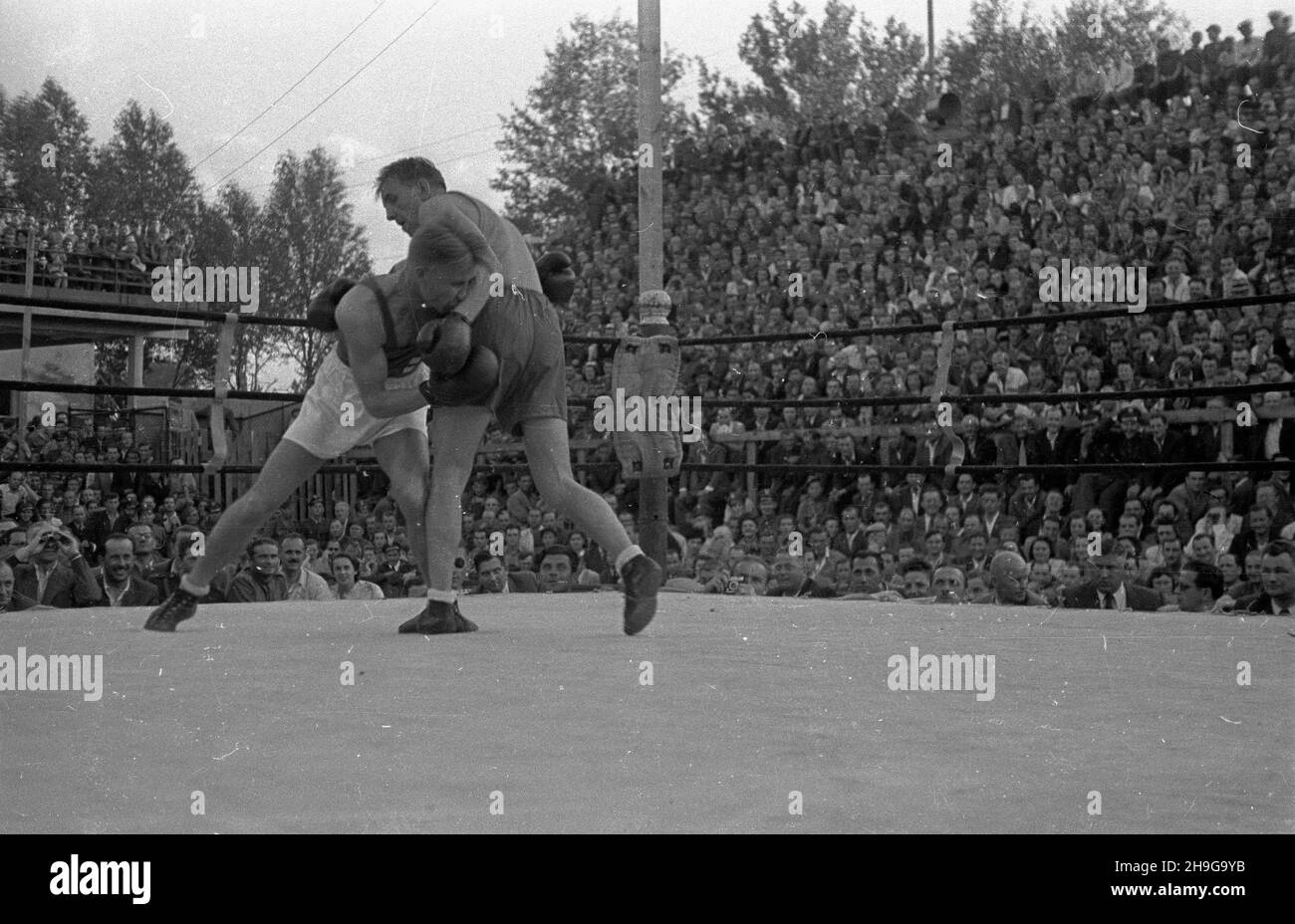 Warszawa, 1948-06-12. Mecz bokserski Polska - Finlandia rozegrany na kortach Legii, zakoñczony wynikiem 8:8. Nz. pojedynek w wadze lekkiej Antoniego Komudy (P) z Toivo Heikinnenem (L), zakoñczony zwyciêstwem Polaka. as  PAP      Warsaw, June 12, 1948. A Poland-Finland boxing mach held on Legia courts ended in a draw 8:8. Pictured: a lightweight fight between Antoni Komuda (right) and Toivo Heikinnen (left) which ended in Pole's victory.  as  PAP Stock Photo