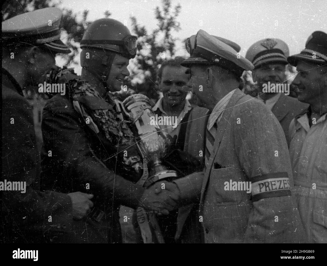 Poznañ, 1948-06-13. Ósme motocyklowe Grand Prix Polski, zorganizowane przez Moto-Klub Unia Poznañ, z udzia³em motocyklistów polskich i czechos³owackich. Pierwsze miejsce Czechos³owak Bubenicek, drugie Polak Jerzy Mieloch (Lechia Poznañ). Nz. wrêczenie pucharu zwyciêzcy (2L). uu  PAP      Poznan, June 13, 1948. The 8th Poland's Motorcycle Grand Prix, organized by the Moto-Klub Unia Poznan, with Polish and Czechoslovak motorcyclists taking part. The winner was Czechoslovakia's Bubenicek, runner up was Pole Jerzy Mieloch (Lechia Poznan). Pictured: cup presentation to the winner (2nd left).  uu  P Stock Photo